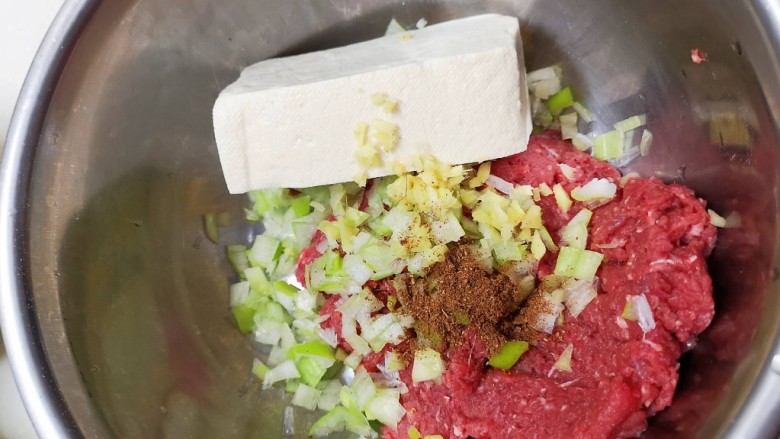 树袋鱼家第一代手打鲜牛丸,加配料，搅拌牛肉