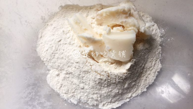 中式菊花酥,接着做<a style='color:red;display:inline-block;' href='/shicai/ 6909'>油酥</a>,50克猪油加入中粉中