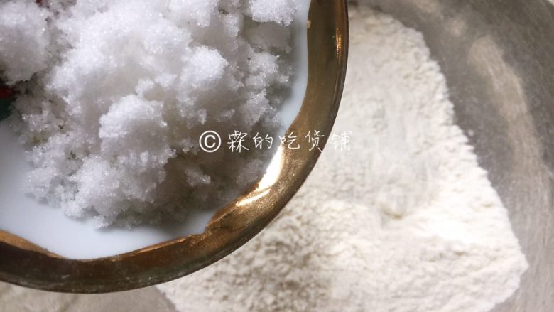 中式菊花酥,先做<a style='color:red;display:inline-block;' href='/shicai/ 9852'><a style='color:red;display:inline-block;' href='/shicai/ 156925'>水</a>油皮</a>,细砂糖加入中筋粉中