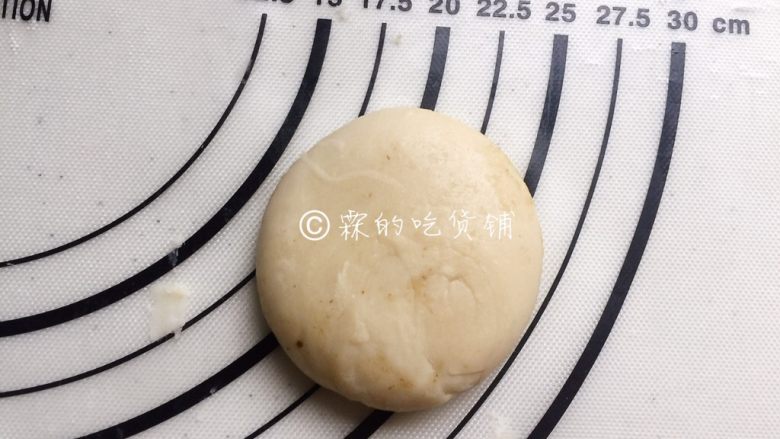 中式菊花酥,包起来,收口朝下,按扁
