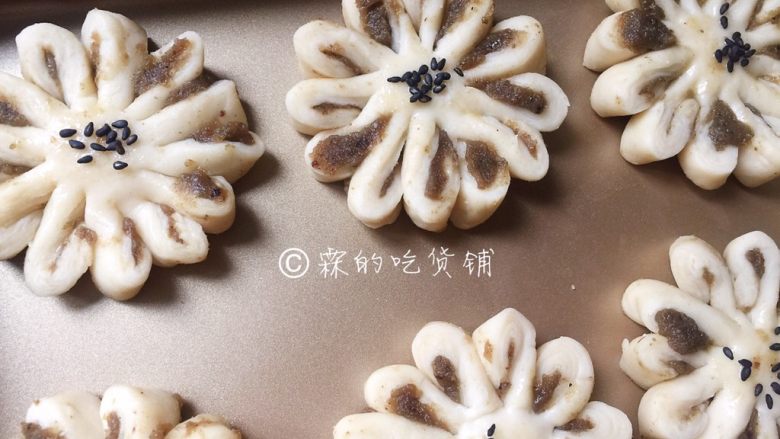 中式菊花酥,撒上一点点黑芝麻,预热好的烤箱,200度,15分钟左右