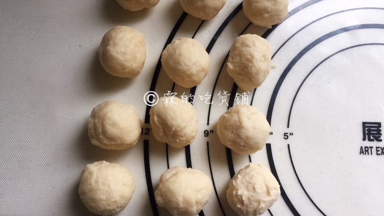中式菊花酥,将面团均分成12份,分别揉成圆球,盖上保鲜膜松弛半个小时