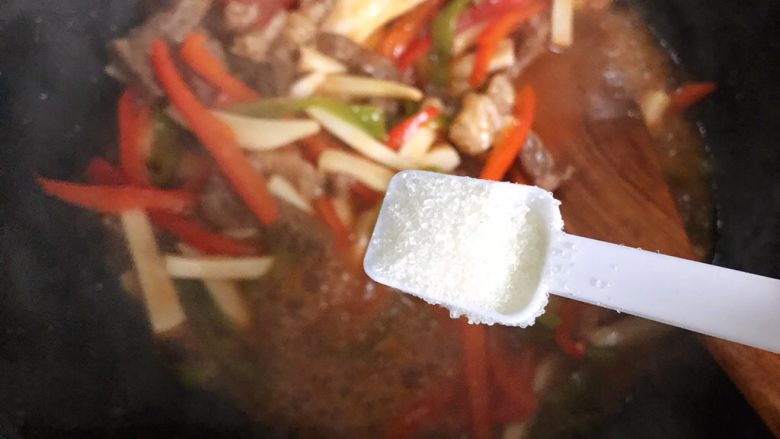 青红椒茄汁牛肉杏鲍菇,加一小勺细砂糖,翻炒均匀,即可