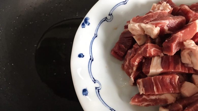 青红椒茄汁牛肉杏鲍菇,待锅内油七分热时下牛肉