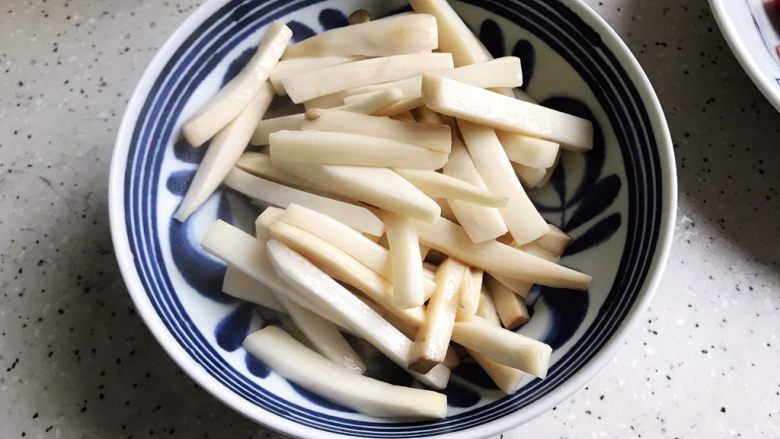 青红椒茄汁牛肉杏鲍菇,盛出备用