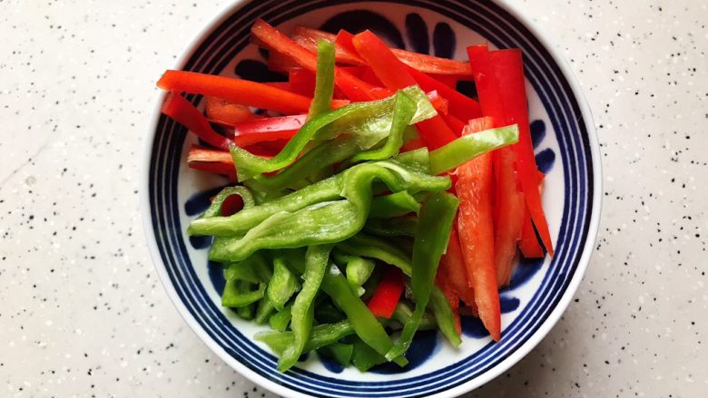 青红椒茄汁牛肉杏鲍菇,青红椒去蒂去籽洗净之后切成粗丝