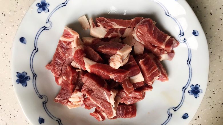 青红椒茄汁牛肉杏鲍菇,解冻好之后的牛排稍微冲洗一下,切成粗丝