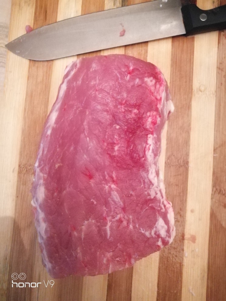 绝口肉松,肉洗好,按纹路切小块。