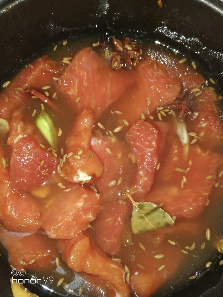 绝口肉松,腌制好的肉加上水,水要盖过肉,用电饭锅煮大概2个小钟(也可以用高压锅煮快和省时间)