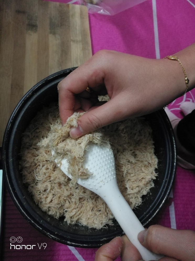 绝口肉松,打好的肉在勺子上面搓几下,更蓬松。