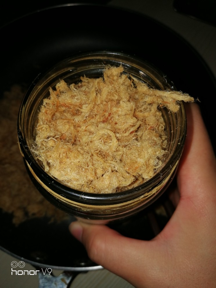 绝口肉松,装瓶,放着慢慢吃,可以当零食,配粥都是不错选择。