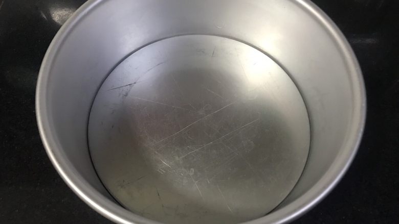 蔓越莓天使蛋糕(消耗大量蛋白),准备模具,我这是八寸的,如果想做的厚一点就准备七寸的。
