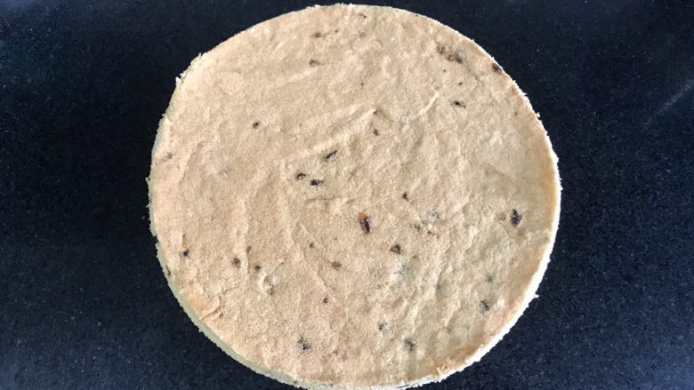 蔓越莓天使蛋糕(消耗大量蛋白),出炉,倒扣,凉透脱模。