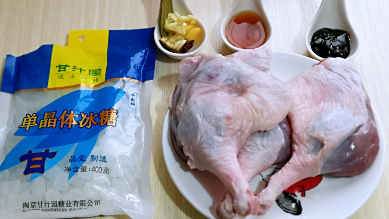 不加一滴老抽的酱香鸭腿,准备食材,首先将<a style='color:red;display:inline-block;' href='/shicai/ 317'>鸭腿</a>儿温水洗干净。