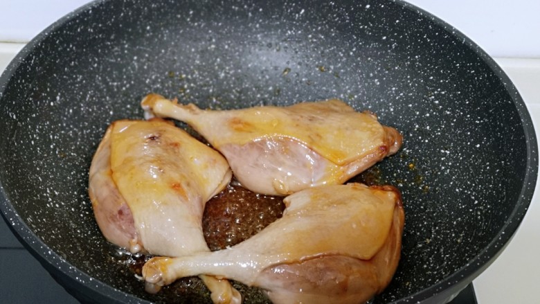 不加一滴老抽的酱香鸭腿,加入焯水的鸭腿,小火翻炒糖色。