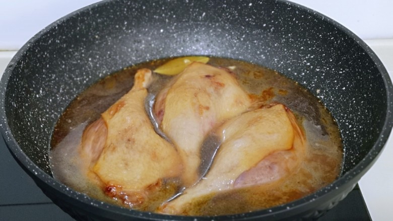 不加一滴老抽的酱香鸭腿,加入开水。(一次性加够)大火烧开,转小火慢炖,约40分钟样子。