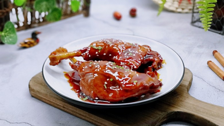 不加一滴老抽的酱香鸭腿,盛出装盘,撒上葱花,熟<a style='color:red;display:inline-block;' href='/shicai/ 678'>白芝麻</a>。好吃到没朋友。