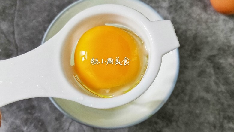 奶香鸡蛋布丁,用分离器把鸡蛋白分离,只要蛋黄。