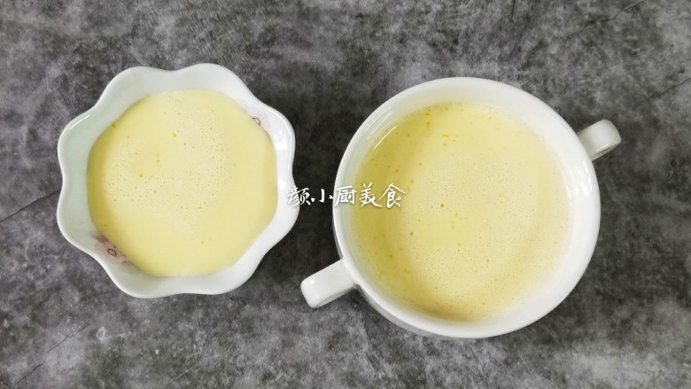 奶香鸡蛋布丁,再用面粉筛过滤两次,把过滤好的鸡蛋液倒入布丁杯中。