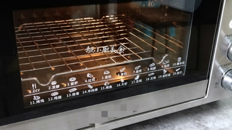 奶香鸡蛋布丁,烤箱230°提前预约十分钟,预热好后。