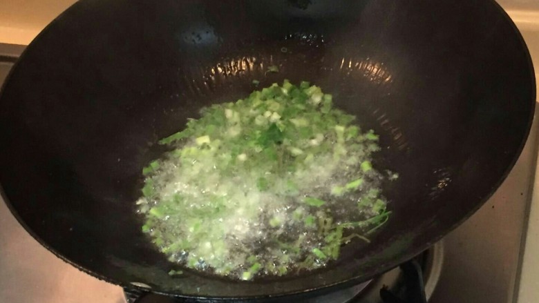 自制馄钝皮mini春卷,锅中,等油热,放入切碎的葱花。