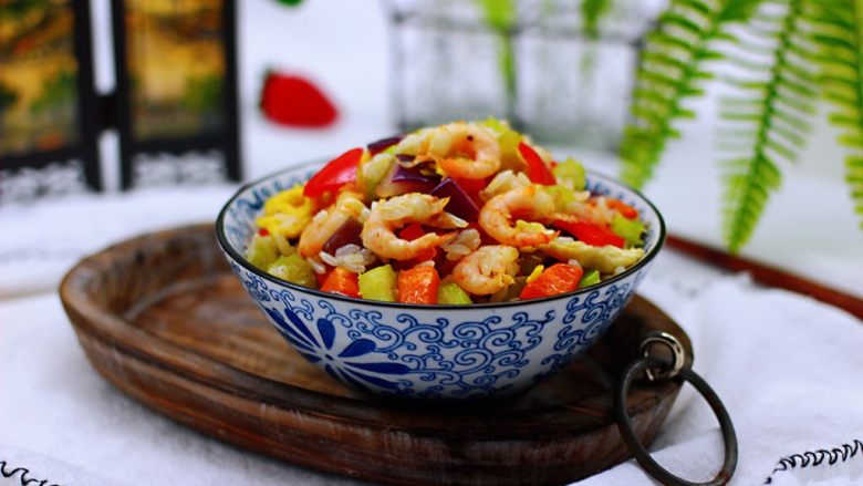 补钙补血的芹菜虾仁炒饭,啦啦啦,香喷喷热乎乎的虾仁芹菜蛋炒饭闪亮登场咯。