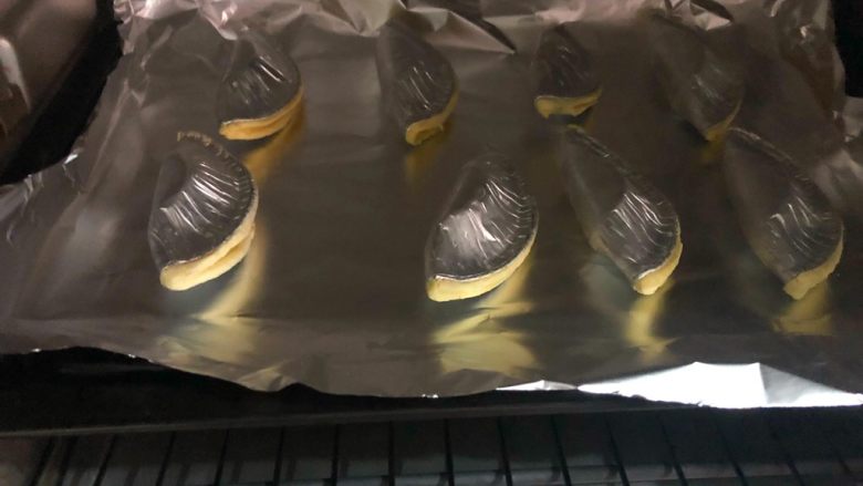 芒果酥,烤箱预热,把烤盘放入烤箱,上下火220度烤10分钟。