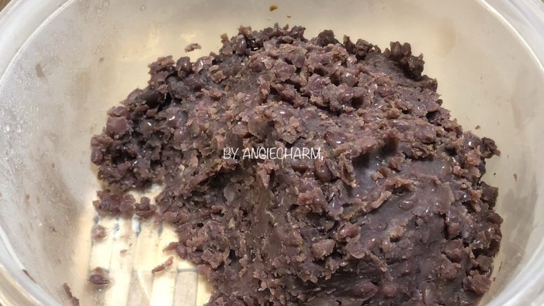 无油陈皮红豆馅小面包,倒在不粘锅里慢火熬煮蒸发水份，期间不断搅拌。煮好后盛出，想要颗粒感强些的，可以搅拌轻手一些。这时一定要控制自己别偷吃了，舔锅铲是可以的。冷却备用，或者冷却后放冰箱冷藏。