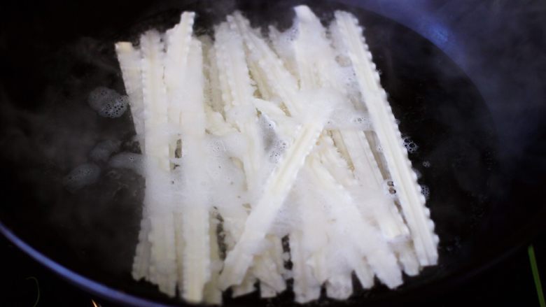 经典美味的炸酱面,锅中倒入适量清水煮沸后,把<a style='color:red;display:inline-block;' href='/shicai/ 537'>挂面</a>下锅煮。(当然也可以用其他面条代替。)