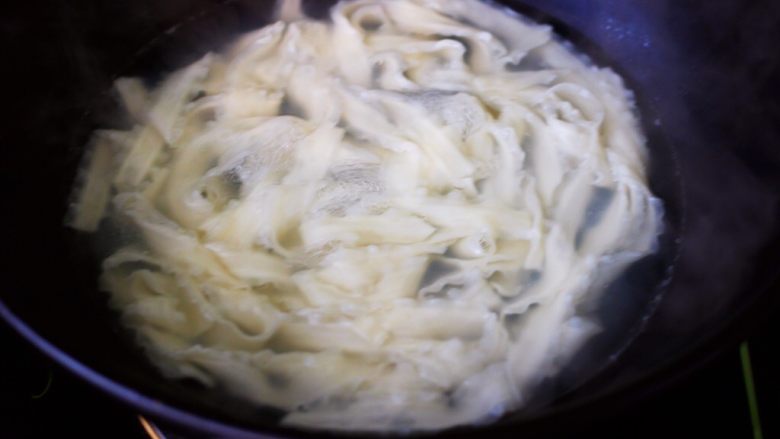 经典美味的炸酱面,面条煮的都漂浮在水面上,变透明即可。