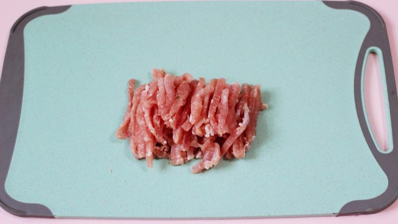 经典美味的炸酱面,<a style='color:red;display:inline-block;' href='/shicai/ 414'>猪肉</a>一块,我选的是瘦肉,也可以选择五花肉,有点肥肉做出来的酱更香。(如果不喜欢也可以用全瘦肉)把肉切成丝,也可以切成小丁。