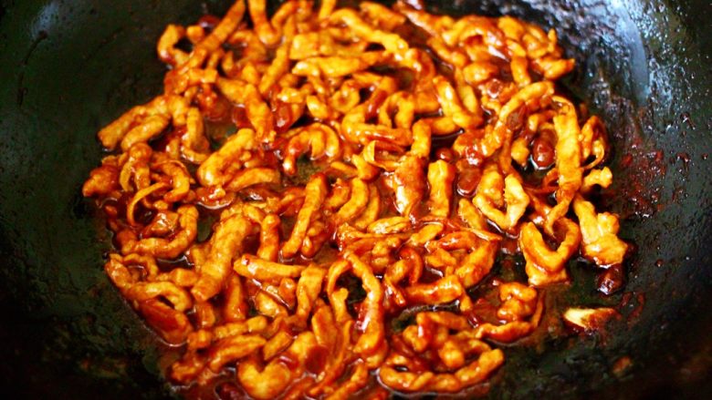 经典美味的炸酱面,大火继续翻炒至肉丝断生变色,即可关火,盛出备用。