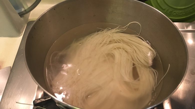 肉骨茶面线,烧水下面线