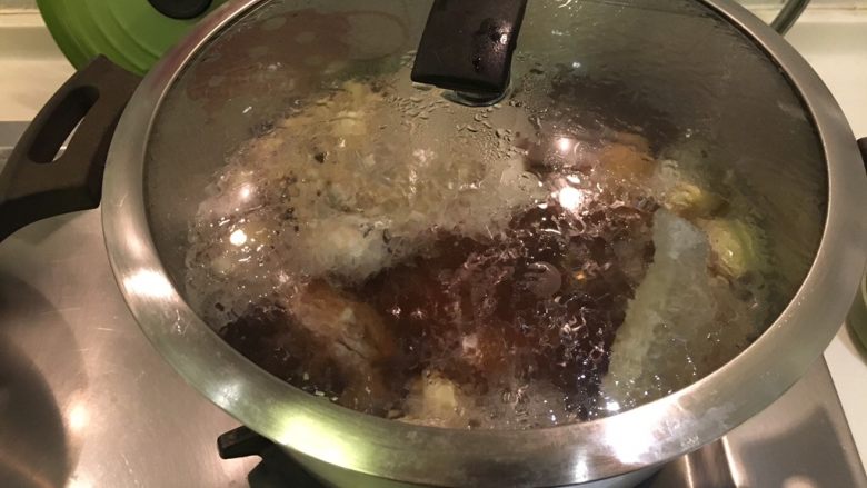 肉骨茶面线,烧开后转中火加盖煮50分钟～1小时