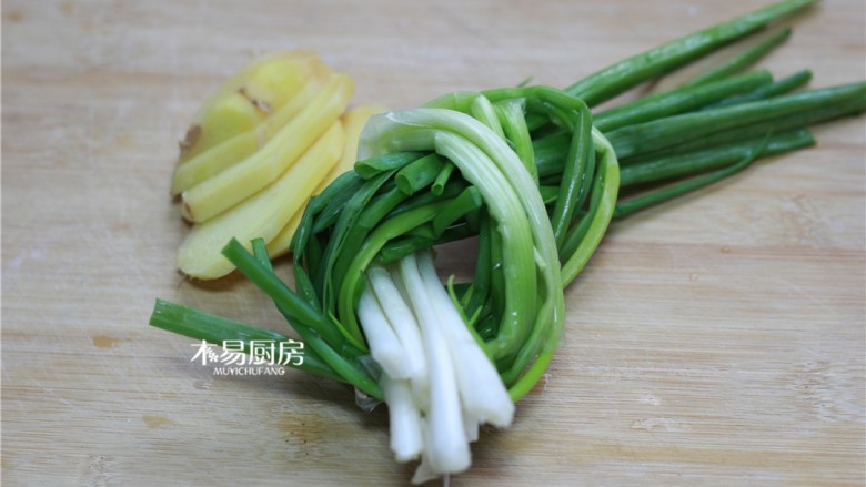 冰糖肘子,葱打结,姜切片,备用。