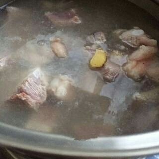 红烧排骨,冷水下锅,加姜片,料酒,焯至排骨变色。