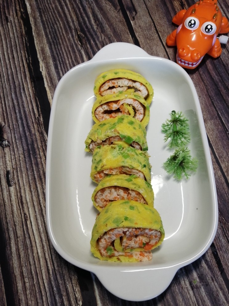 胡萝卜葱花鸡蛋饼,装盘,摆上小饰品