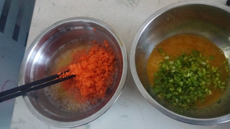 胡萝卜葱花鸡蛋饼,胡萝卜碎放入蛋清中,葱花放入蛋黄中