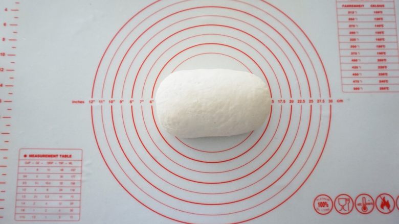 花开富贵馒头,然后放在案板上揉成团,这时候不太光滑没关系,揉上颜色后就会很光滑了。
