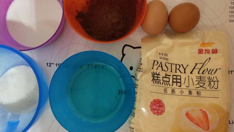 脆皮冰淇淋蛋糕,一, 先做红丝绒蛋糕夹层
首先准备各种原材料