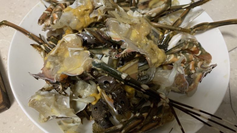 大龙虾青菜粥,清洗虾头的时候去掉腮、虾线等脏的部分,虾头里黄色部分是虾黄,就是虾卵,一定要保留。