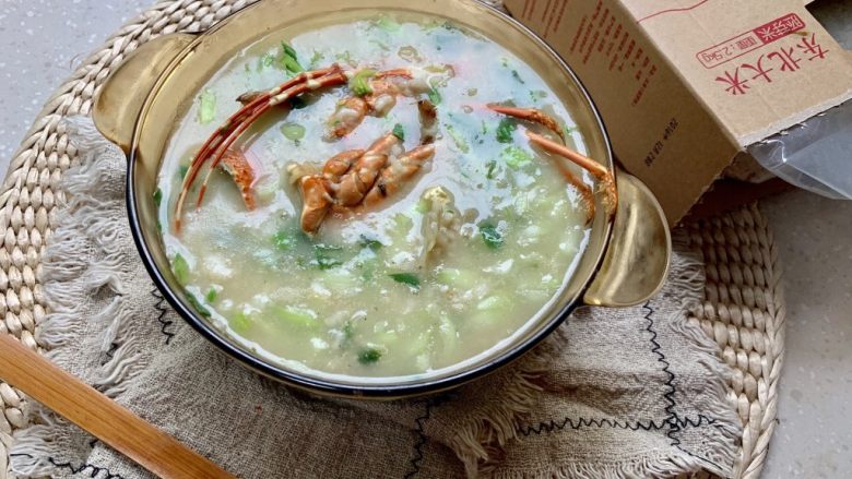 大龙虾青菜粥,龙虾粥红绿相间,清香扑鼻,色香味俱全。