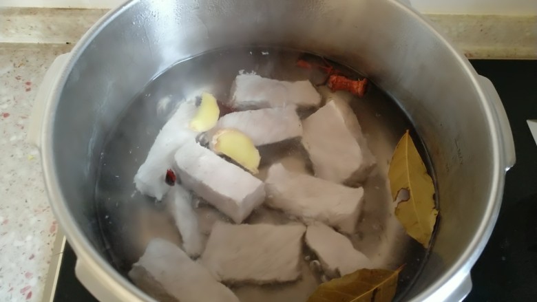 自制海苔肉松,锅内倒入足量热水 盖上盖子 高压锅上气后 小火最小火压30分钟(一定要热水 不能凉水 肉遇冷会缩 影响口感)。