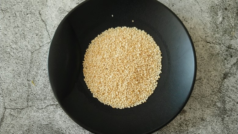 自制海苔肉松,生芝麻炒香(不要用买的<a style='color:red;display:inline-block;' href='/shicai/ 141765'>熟芝麻</a> 做出来的肉松里面的芝麻 不如自己先现炒的香)。