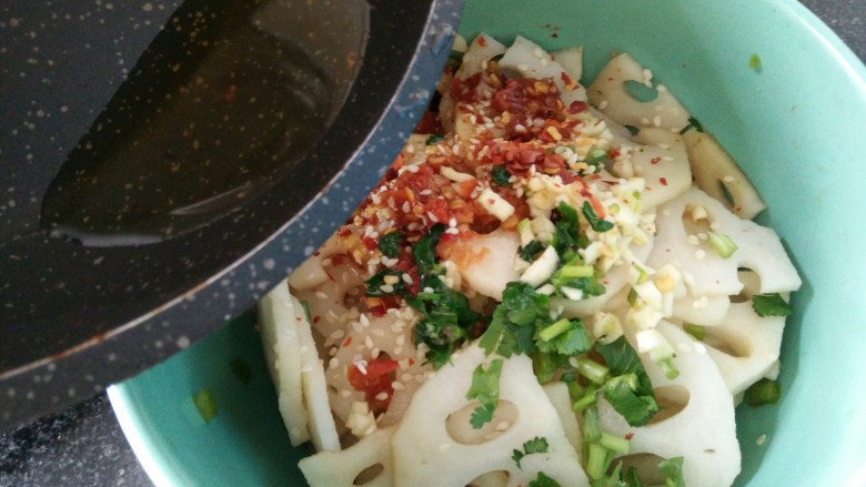 凉拌麻辣藕片,花椒过滤出来,把热油浇在调料上面