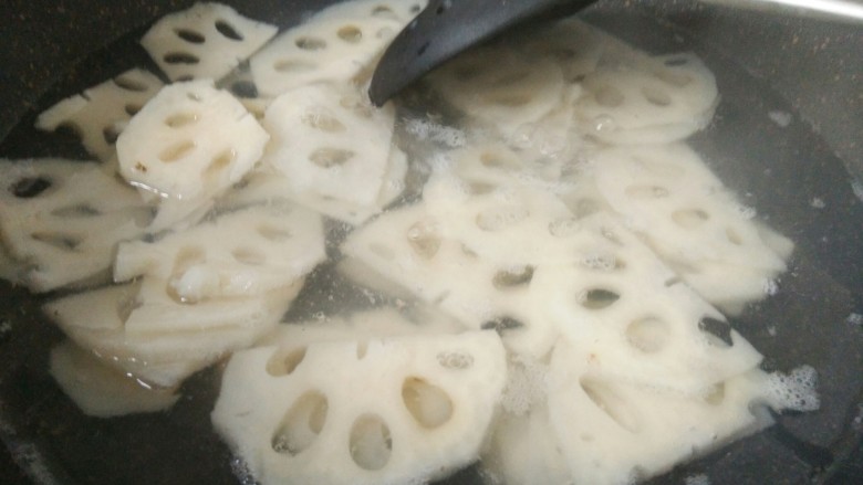 凉拌麻辣藕片,藕片入开水中,焯水一两分钟就可以