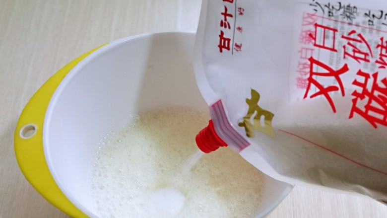 超ins卡通蛋糕 让小朋友幸福感爆棚,蛋白打发,往蛋白里加入柠檬汁(白醋也可以) 电动打蛋器将蛋白高速打发至呈现鱼眼泡时,加入三分之糖。(我用的是无硫双碳糖,家中有老人的可以用它家的木糖醇 不含蔗糖,送礼过节食用都很好)