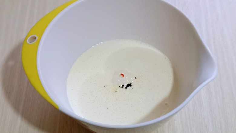 超ins卡通蛋糕 让小朋友幸福感爆棚,淡奶油倒入器具中,加入白砂糖,滴入红丝绒液。