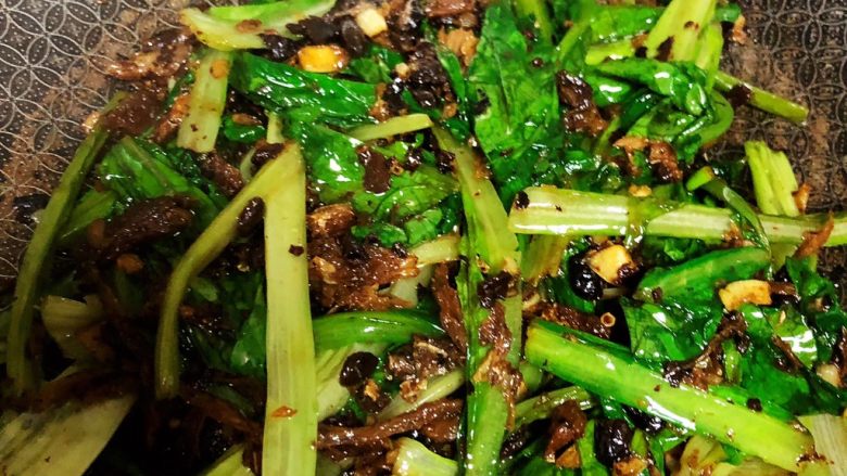 豆豉鲮鱼油麦菜,炒至油麦菜变软即可,鲮鱼罐头比较咸,不用另外放盐