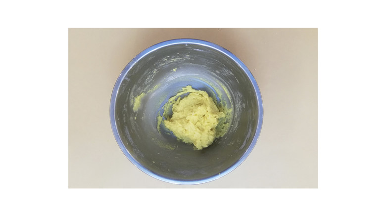 菠萝菠萝包,(酥皮)搅拌均匀,然后用保鲜膜封好,放入冰箱冷藏10分钟。